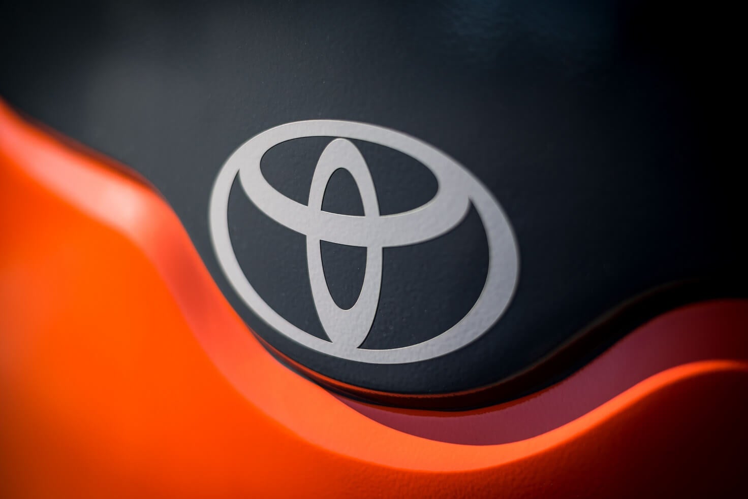 Primer plano del logotipo de Toyota en una carretilla elevadora